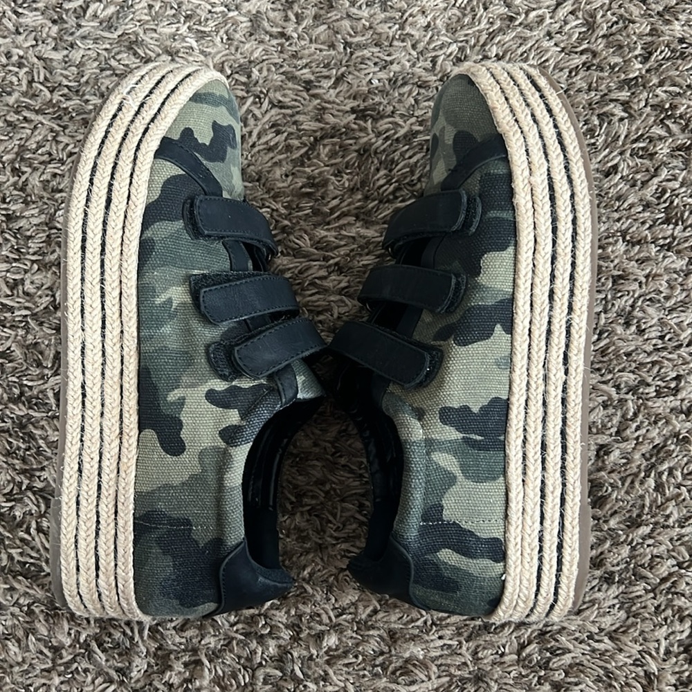 Women’s size 8 camo shoes - Picture 4 of 5